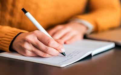 Escrever à mão aumenta a conectividade cerebral